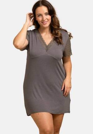 Nuisette grise courte avec des accents en dentelle sur les manches et le décolleté, offrant une coupe qui tombe légèrement sur le corps pour un maximum de confort.