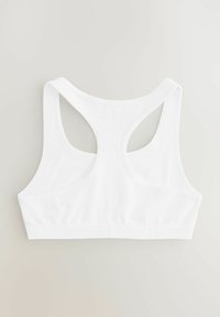 Biały stanik sportowy z szerokimi ramiączkami i wycięciem w stylu racerback. Wykonany z miękkiego materiału, charakteryzuje się gładką teksturą oraz elastycznym pasem u dołu.