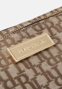 Pochette di tessuto marrone con motivo, dotata di accessori color oro, con un'etichetta rettangolare che riporta la scritta "RIVER ISLAND" in rilievo.