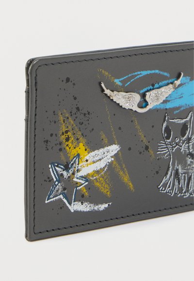 Γκρι δερμάτινη θήκη για κάρτες με πολύχρωμα γραφικά εκτυπώματα αστεριών και μιας γάτας, με ένα ασημί διακοσμητικό σε σχήμα φτερού στην πρόσοψη.