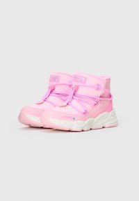 Botas de tornozelo impermeáveis de cor rosa claro com atacadores elásticos, colar almofadado e sola de borracha texturizada. Detalhes brancos na sola e no calcanhar.