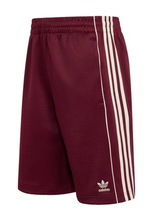 Bordeauxrote Adidas-Shorts mit elastischem Bund, weißen drei Streifen an den Seiten, seitlichen Taschen und Adidas-Logo nahe dem Saum.