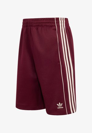 Bordeauxrote Adidas-Shorts mit elastischem Bund, weißen drei Streifen an den Seiten, seitlichen Taschen und Adidas-Logo nahe dem Saum.
