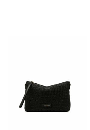 Pochette noire tissée texturée avec lien pour poignet et petite étiquette de marque rectangulaire au centre devant.