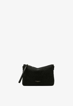 Pochette noire tissée texturée avec lien pour poignet et petite étiquette de marque rectangulaire au centre devant.