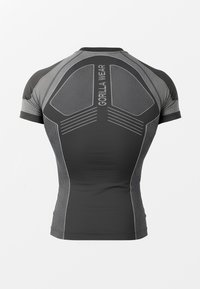 Črna in siva športna majica tesnega kroja s kratkimi rokavi, vzorčastimi črtami in napisom "GORILLA WEAR" na zgornjem delu hrbta.