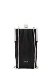 Borsa a pochette in tessuto nero con design arricciato, accessori in argento e tracolla a catena. Caratterizzata da una cornice quadrata e chiusura a scatto. Logo Kazar in evidenza.
