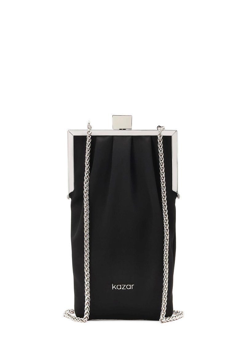 Borsa a pochette in tessuto nero con design arricciato, accessori in argento e tracolla a catena. Caratterizzata da una cornice quadrata e chiusura a scatto. Logo Kazar in evidenza.