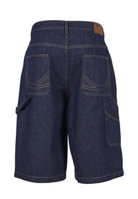 Pantaloni scurți din denim albastru închis cu buzunare duble în spate, buzunar lateral cargo, cusături galbene și o etichetă de piele a mărcii pe talie.