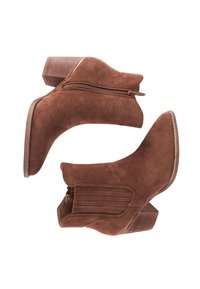 Stivaletti in suede marrone con punta affusolata e tacco basso a blocco. La cerniera laterale e i dettagli in pannello elastico arricchiscono il design. Superficie testurizzata.