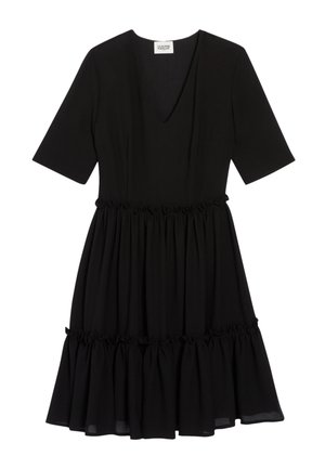 Musta lyhythihainen mekko, jossa on V-aukko, kerrostettu vyötärö ja kerroksittainen röyhelöhame, merkiltään Claudie Pierlot.