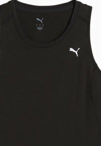 Svart ärmlös linne av mjukt tyg med rund halsringning. Har en liten vit Puma-logotyp på den övre vänstra sidan.