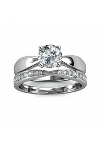 Platina trouwring set met een centrale ronde diamant, omringd door kleine diamanten op een gedraaide band met een gepolijste afwerking.