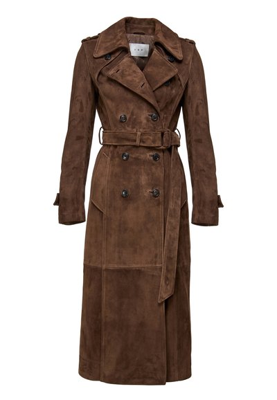 Lange leren trenchcoat in bruin suède met dubbele knopenrij, brede revers, tailleband en lange mouwen met knoopmanchetten.