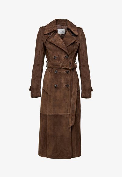 Lange leren trenchcoat in bruin suède met dubbele knopenrij, brede revers, tailleband en lange mouwen met knoopmanchetten.