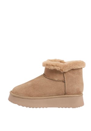 Ankelhøj beige ruskindsstøvle med tyk gummisål og blød pelsforing rundt om kanten, set fra siden.