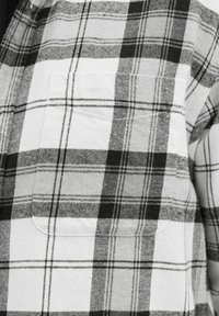 Zwart-wit geruite shirt, gemaakt van katoen, met een borstzak, knoopsluiting, checkpatronen en een zachte structuur.