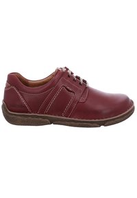 Zapato de cuero burdeos con punta redonda, acentos cosidos y suela marrón texturizada. Presenta un diseño con cordones y forro de cuero.