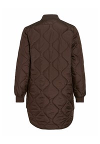 Long manteau matelassé marron foncé avec un motif de couture ondulé, des poignets côtelés et un col droit, présenté de dos sur fond blanc.