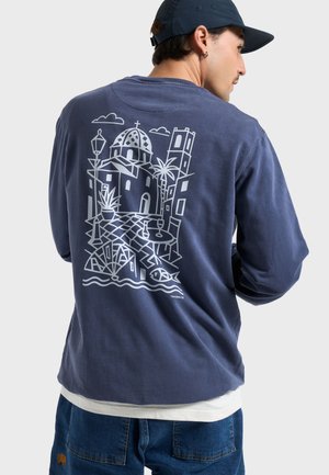 Donkerblauw overhemd met lange mouwen, gemaakt van katoen, met op de achterkant een witte afbeelding van een gestileerde Mediterrane scène.