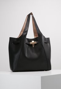 Mustat olkalaukku, joka on valmistettu strukturoidusta tekonahasta, sisältää kaksinkertaiset olkaimet, kultasävytteisen lukituksen ja sileän sisävuoren.