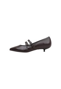 Zapatos de cuero marrón de tacón bajo con punta afilada, que presentan dos correas ajustables en el empeine y una textura suave.