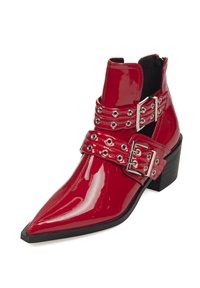 Botines de charol rojos hasta el tobillo con punta afilada, que cuentan con dos correas de hebilla y detalles de ojales metálicos; diseño de tacón bloque bajo.