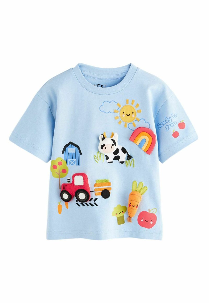 Lichtblauw katoenen t-shirt met kleurrijke boeren-thema applicaties: een koe, tractor, regenboog, zon, groenten en wolken, met de tekst "Klaar om te groeien".