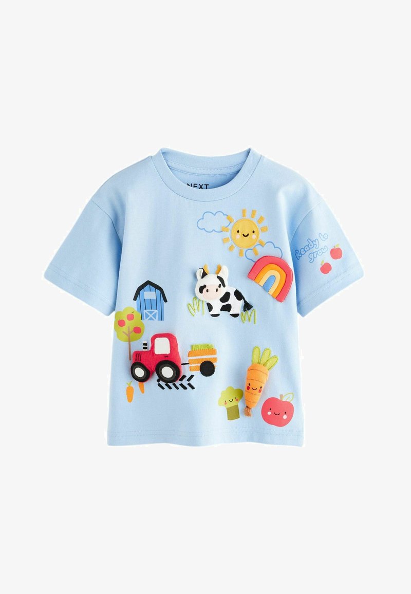 Lyseblå bomulds T-shirt med farverige applikationer med gårdstema: en ko, traktor, regnbue, sol, grøntsager og skyer, med teksten "Klar til at vokse".