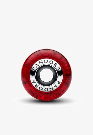 Ruota per pattini a rotelle in acrilico rosso con nucleo metallico argentato, con la scritta "PANDORA" incisa intorno al centro. Texture liscia e forma arrotondata.