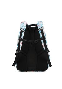 Rugzak met een kleurrijke, cartoonachtige buitenkant met katten op een lichtblauwe achtergrond en een zwarte, gevoerde netten achterzijde.