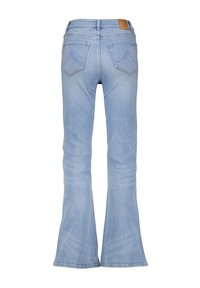 Hellblaue, aus Denim gefertigte, weit ausgestellte Jeans mit hoher Taille, zwei Gesäßtaschen und einem braunen Leder-Branding-Patch am Bund. Glatte Textur.