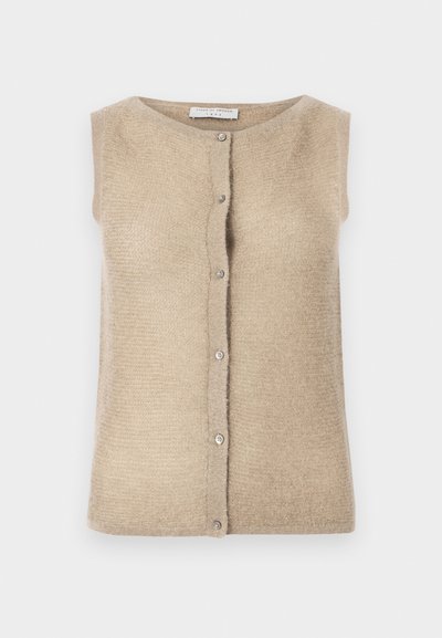 Beige ärmellose Strickjacke aus weichem Strickmaterial, mit rundem Ausschnitt und vorderer Knopfleiste mit silberfarbenen Knöpfen.