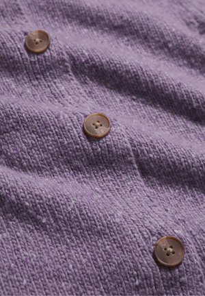 Material texturat violet cu trei nasturi maro. Materialul pare moale și gros, având un model cu dungi ridicate pe toată suprafața.