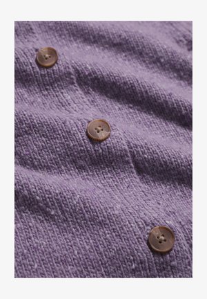 Purpurinis tekstūruotas audinys su trimis rudos spalvos sagomis. Medžiaga atrodo minkšta ir stora, visame paviršiuje yra briaunuotas raštas.