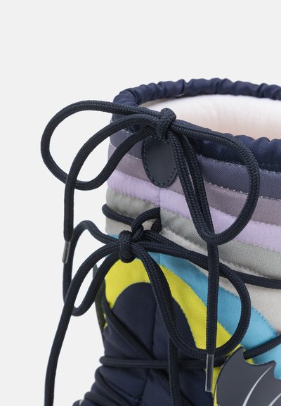 Värviline, tikitud kangast saabas tumesinisel taustal, millel on mitmevärvilised aktsendid, ümar varvas ja reguleeritavad paelad ülaosas, et tagada mugav istuvus.