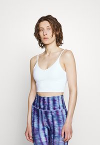 Athleta ELATION V-NECK CROP A-C - Sujetadores deportivos con sujeción ligera - bright white