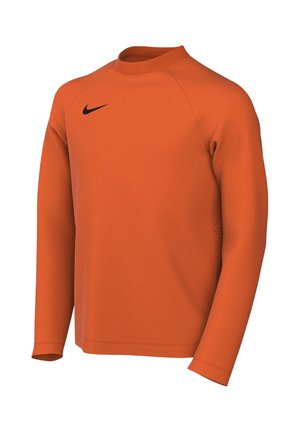 T-shirt de sport orange à manches longues avec un swoosh Nike noir sur la partie supérieure gauche de la poitrine et un col rond côtelé.