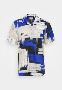 Kortärmad skjorta med ett abstrakt mönster i blått, svart och vitt i penseldrag, med krage och knappslå.