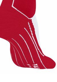 Rote Sportsocke mit weißen Akzenten, strukturiertem Gewebe und dynamischem gestreiftem Muster an der Seite. Verstärkte Nähte an der Ferse.