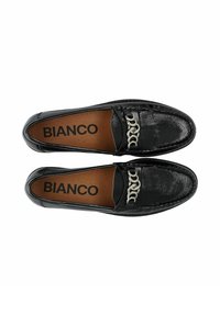 Schwarze Lederloafers mit glänzender Oberfläche, ausgestattet mit einer dekorativen silbernen Kette auf der Vorderseite und einer braunen Innensohle mit dem Markennamen "BIANCO."