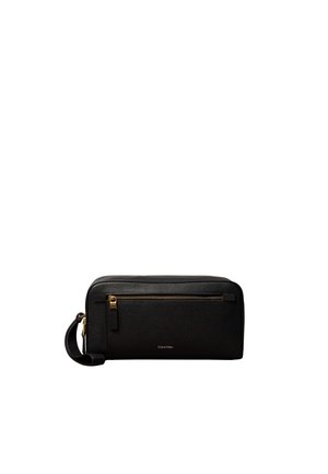 Pochette-bracelet rectangulaire en cuir noir texturé avec poche zippée à l'avant et fermeture éclair dorée, petit logo Calvin Klein au centre avant.