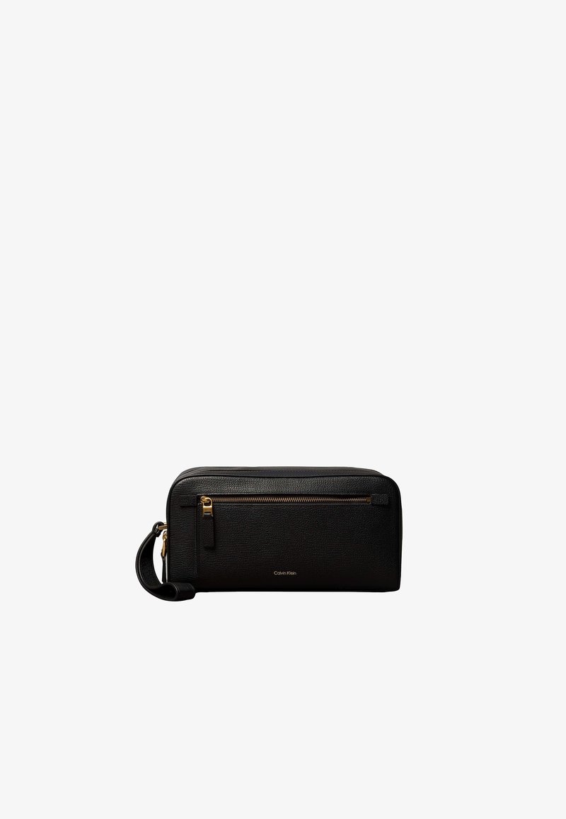 Pochette-bracelet rectangulaire en cuir noir texturé avec poche zippée à l'avant et fermeture éclair dorée, petit logo Calvin Klein au centre avant.