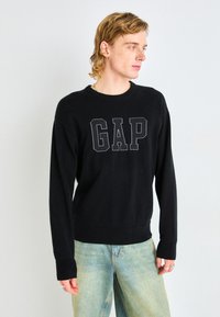 GAP LOGO INTARSIA CREW - Strickpullover - black
