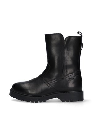 Botte de cheville en cuir noir avec une finition lisse, panneau latéral élastique, tirette et semelle robuste. Présente un logo subtil sur le côté extérieur.