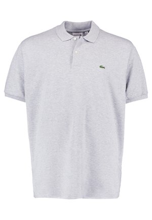 Grå polo skjorte lavet af bomuld med klassisk krave, korte ærmer og en lille grøn krokodille logo på venstre bryst. Glat tekstur.