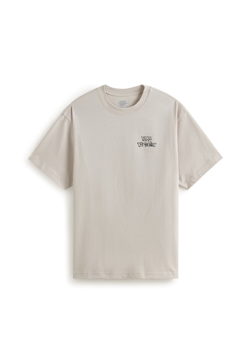 Camiseta de algodón beige de manga corta, con cuello redondo y una pequeña impresión gráfica negra en la parte izquierda del pecho. Textura suave.