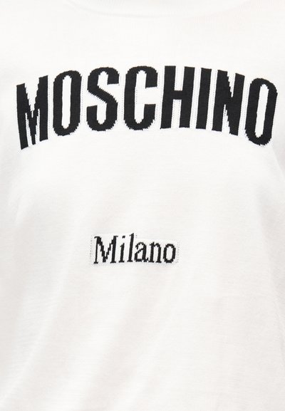 Λευκό ύφασμα με μεγάλο μαύρο κείμενο "MOSCHINO" σε καμπύλη στο πάνω μέρος και μικρότερο κείμενο "Milano" κεντραρισμένο από κάτω.