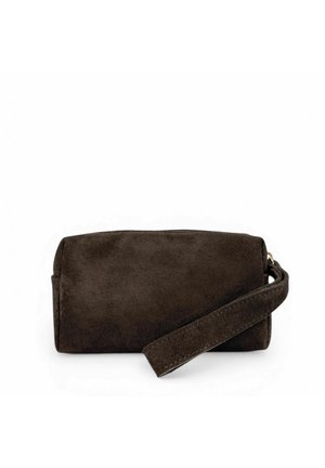 Pochette rectangulaire en daim brun foncé avec bracelet de poignet, présentée sur un fond blanc.