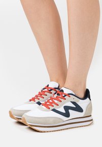 Woden Tenisky - white